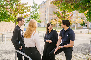 Gruppe von Studierenden auf dem Campus Wilhelminenhof