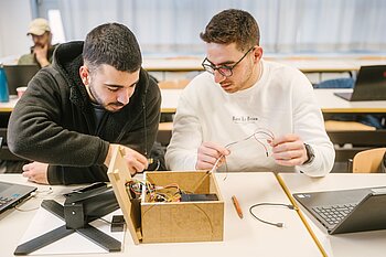 Zwei Studenten im Labor