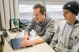 Zwei Studenten beim Programmieren