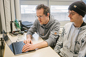 Zwei Studenten beim Programmieren